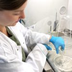 Annemarie Scheja arbeitet im Projekt PHYSICS FOR CROPPING SYSTEMS und unterstützt Aileen Hahlhbohm.
